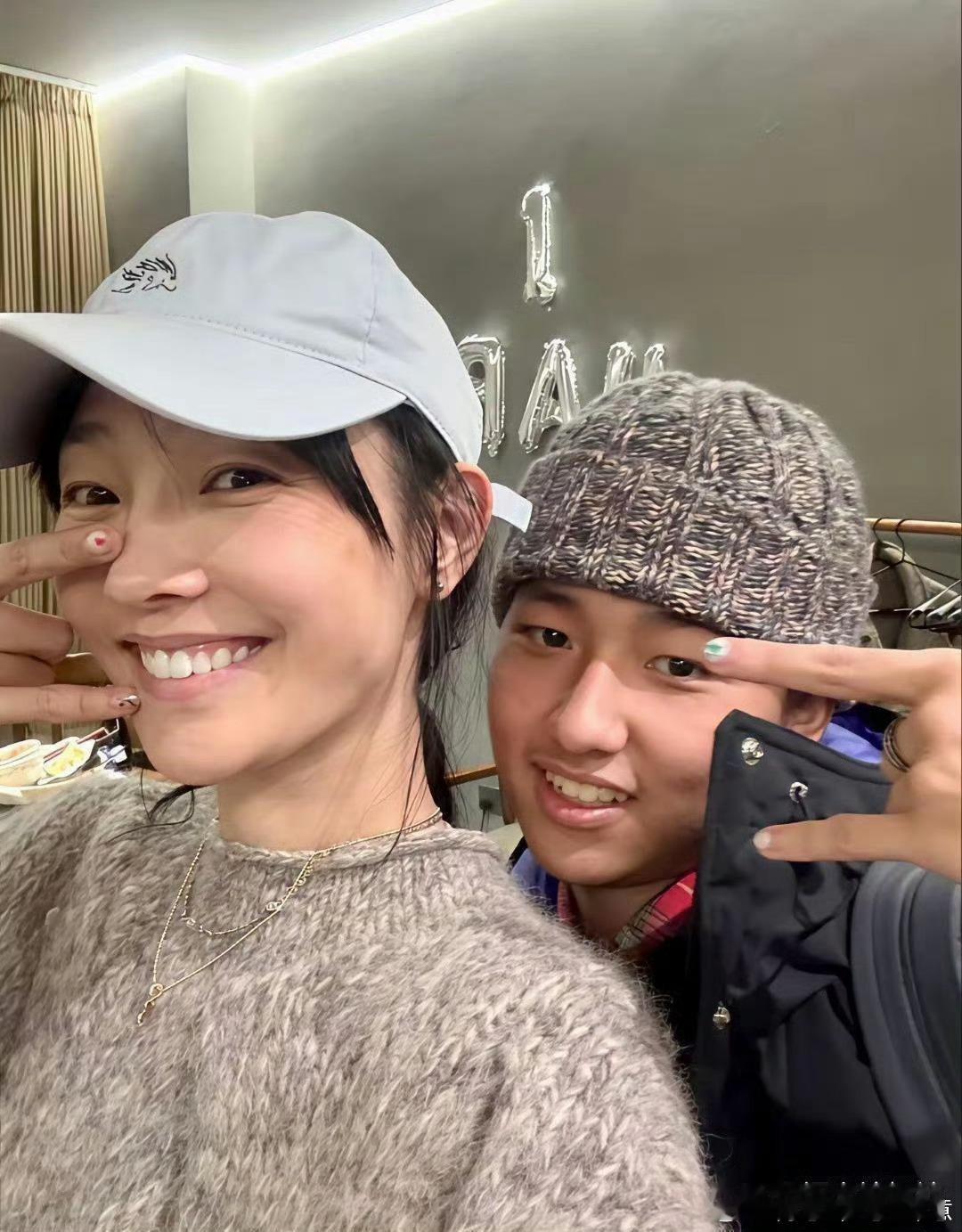 白百何跟大儿子同框了。这孩子，跟他爸陈羽凡，简直像一个模子刻出来的。 ​​​