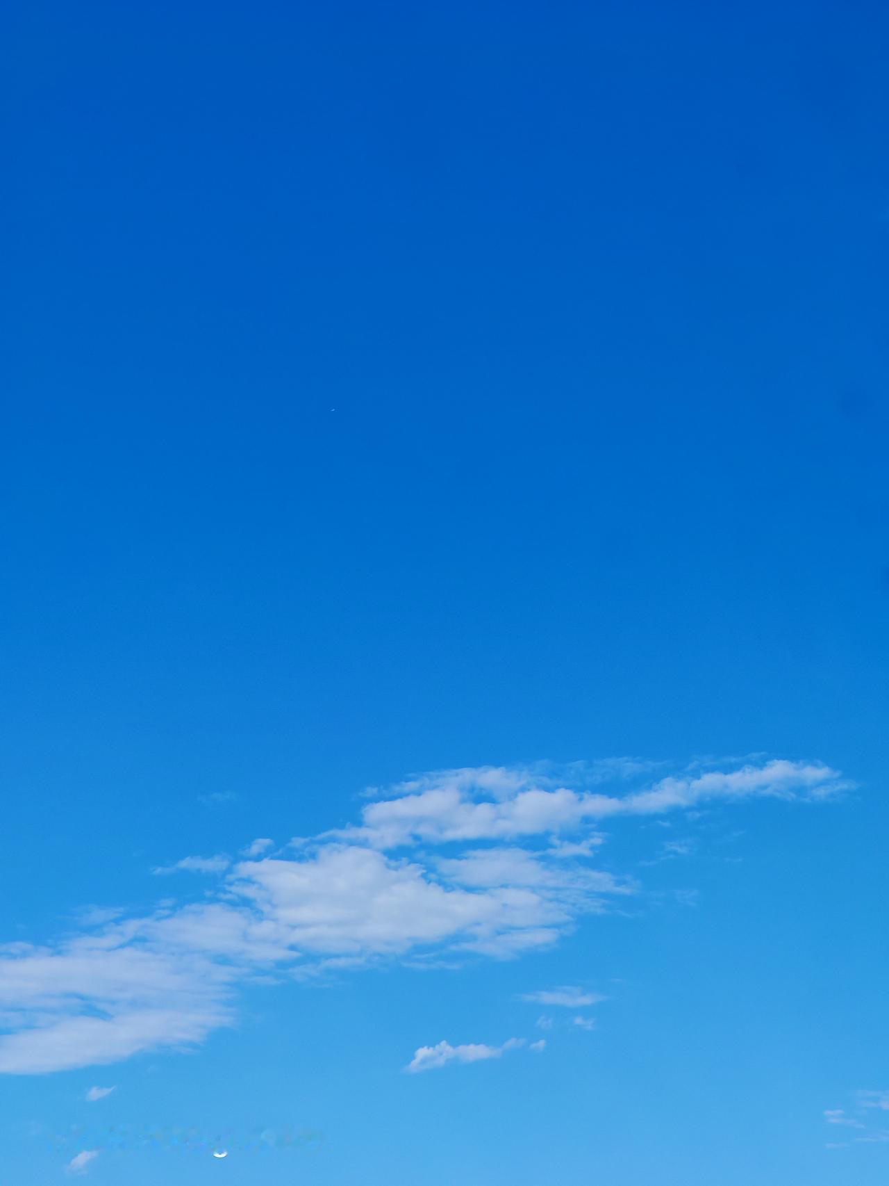 天空是蓝色的，云朵是白色的。北京通州天空之城打卡