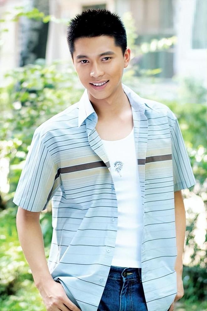 王雷看着老婆李小萌的眼神不对劲儿，瞅了李小萌一眼，翻了个白眼，又撇了撇嘴，是什么