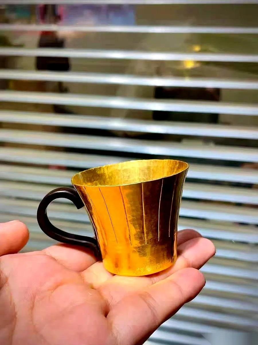 一个开金店的老板，神神秘秘跟我说了一句话。
他说，你记着，2026年的黄金，会比