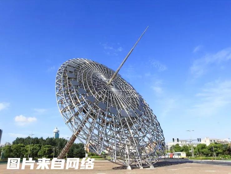 在上海浦东世纪大道广场有一个不锈钢的大型标志物(如以下三张照片)。你知道它的名称