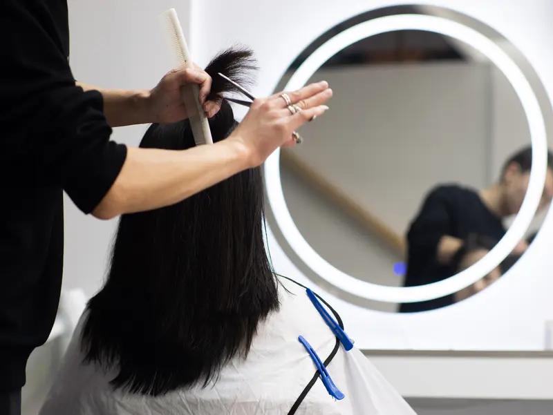 朋友问了个有意思的问题：俩女理发师选谁剪发？一个年轻漂亮、身材惹火，手艺却平平；