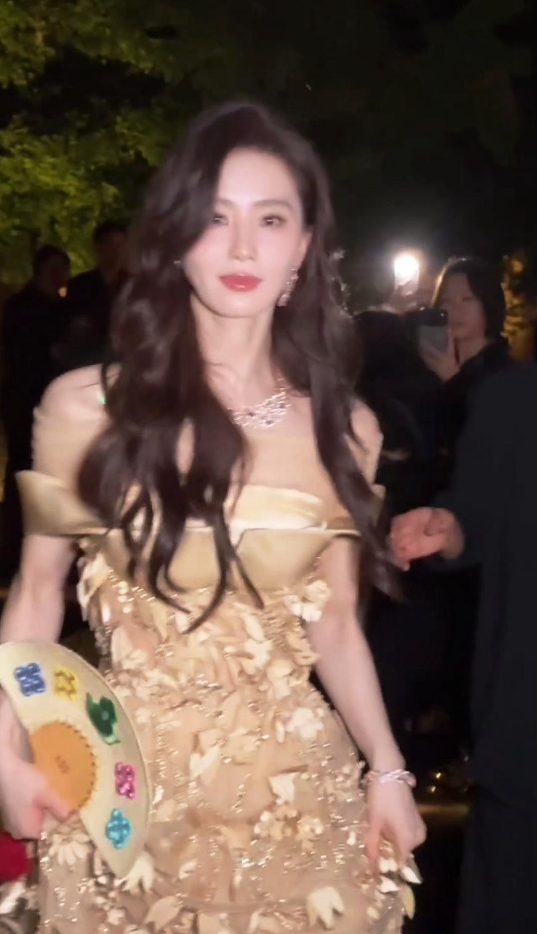 越夜越美，又美又萌🥰
刘诗诗微醺下班 ​​​