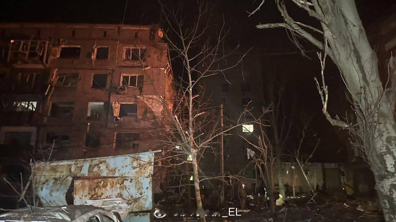 昨天晚上俄军持续轰炸塞利多沃镇，这里是阿瓦迪夫卡乌军的主要后勤节点。#俄乌局势#