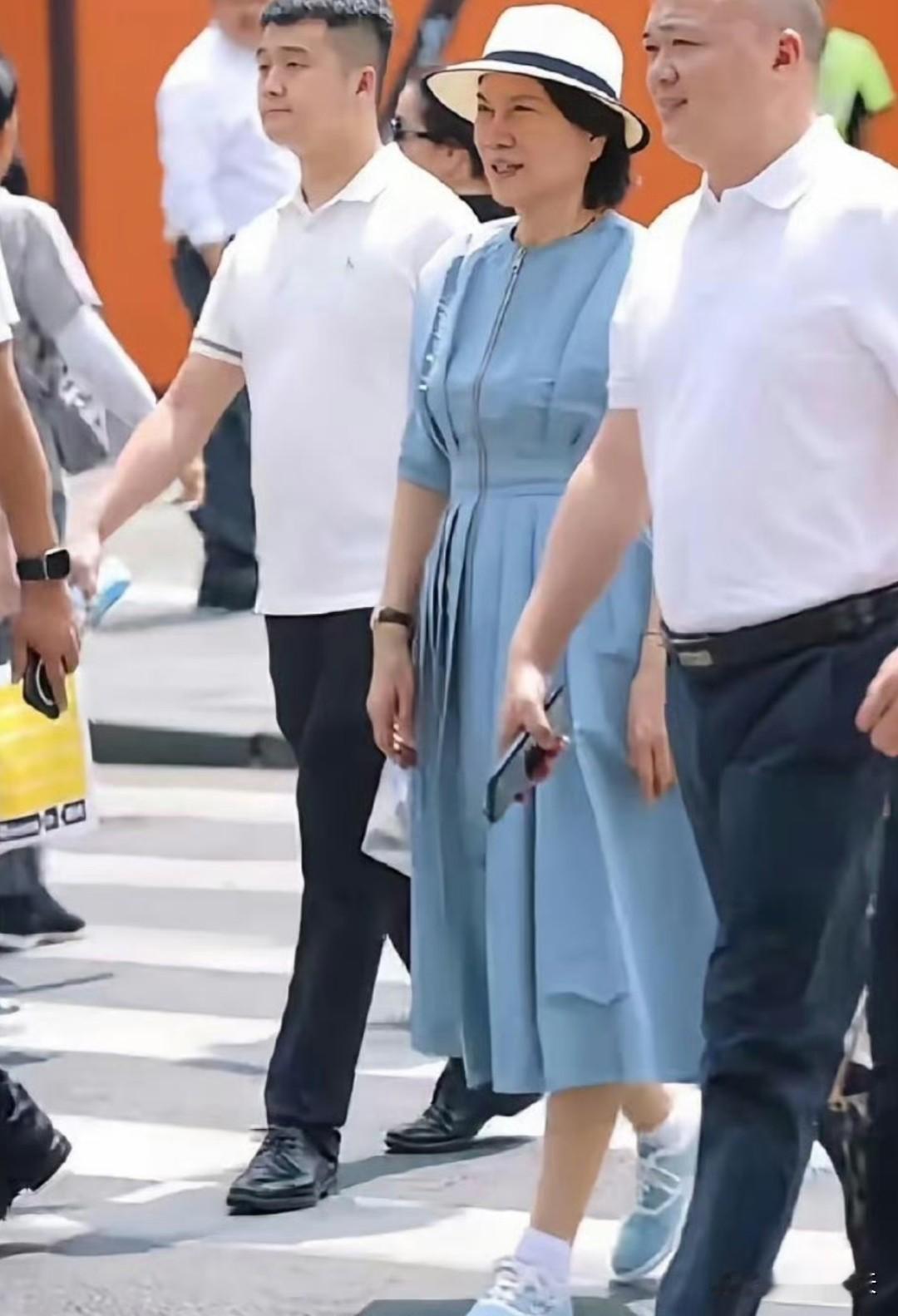 不得不说，有钱就是好啊。
董明珠现身成都太古里，虽然她已经72岁了，但看上去却一