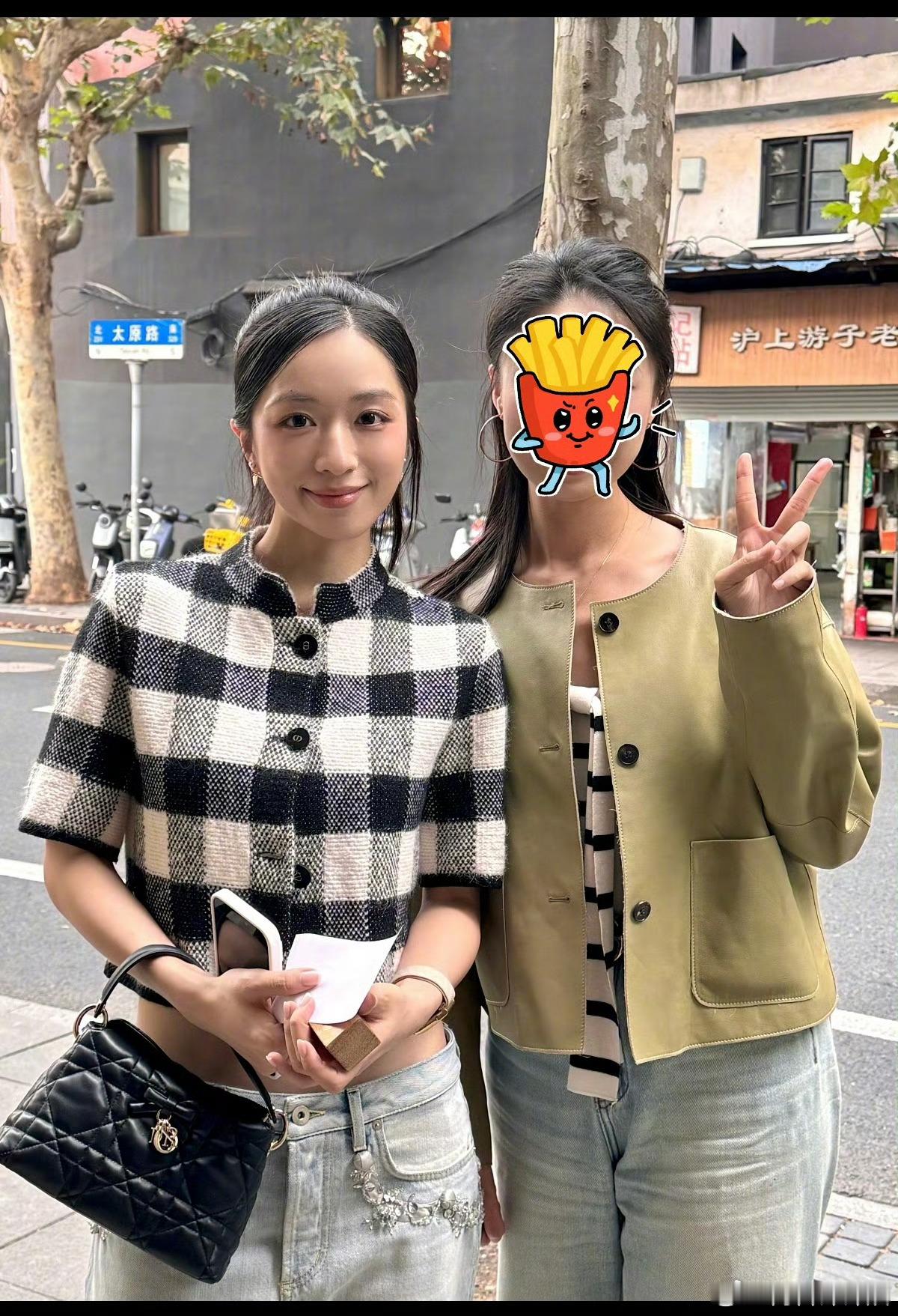 偶遇翁清雅网友上海偶遇翁清雅，真没想到私底下的翁青雅还是那么甜美！[爱你][爱你