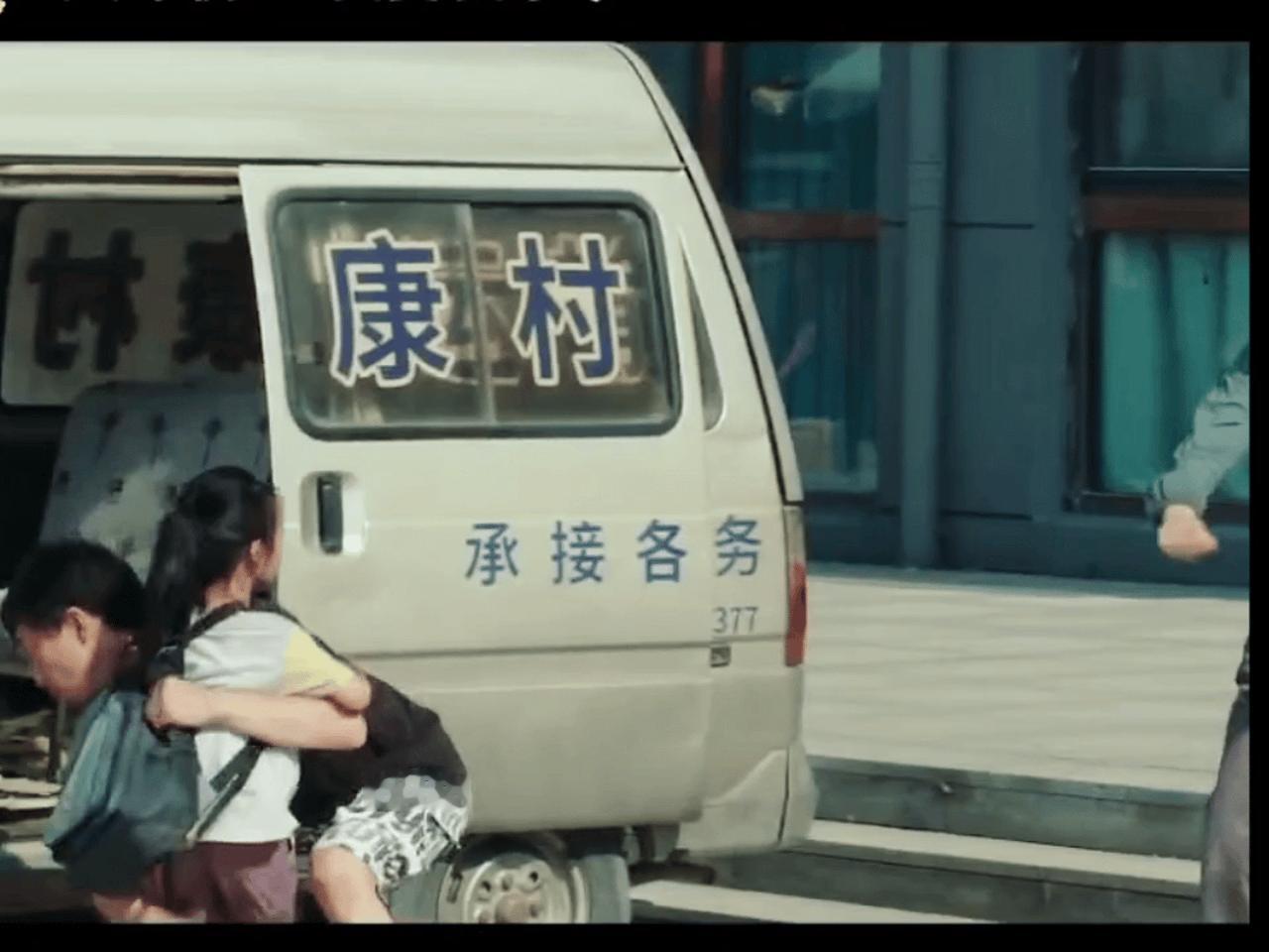 赵丽颖和小女孩这场戏，播放量150万次，评论大多是“小女孩面无表情”的差评！其实