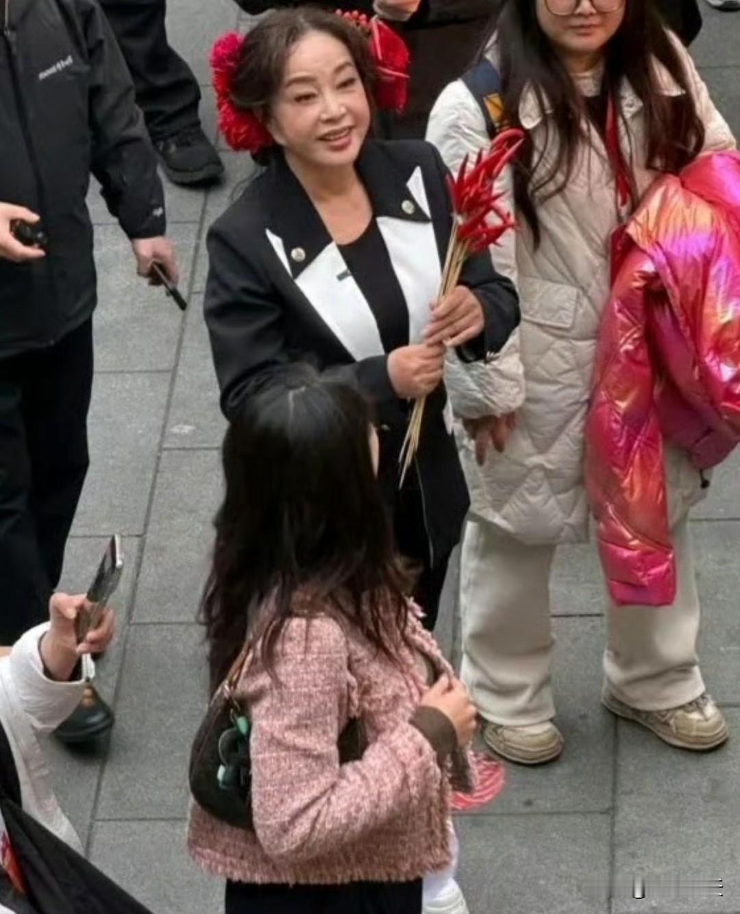 重庆一家火锅餐馆开业，76岁刘晓庆现身，她做了簪花造型，化着妆，看出了几分少女感