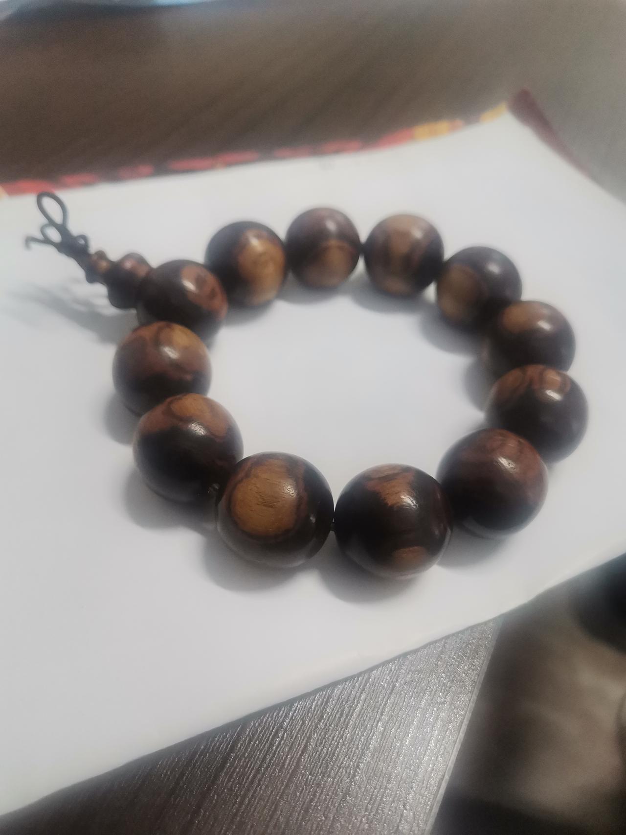 海南黄花梨新料真是不行，越盘越乌。当初花8800元买的这串，算是盘废了！

这手