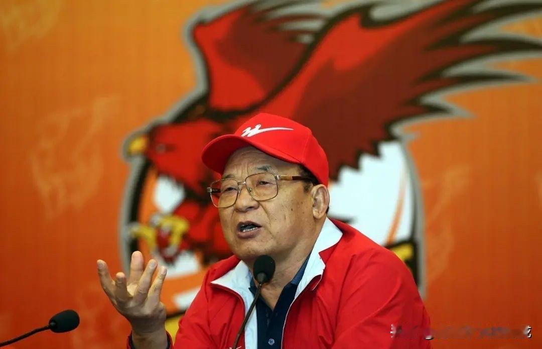 大快人心！这一刀捅在要害上！
2026年1月3日，84岁的“中国鞋王”汪海甩出一