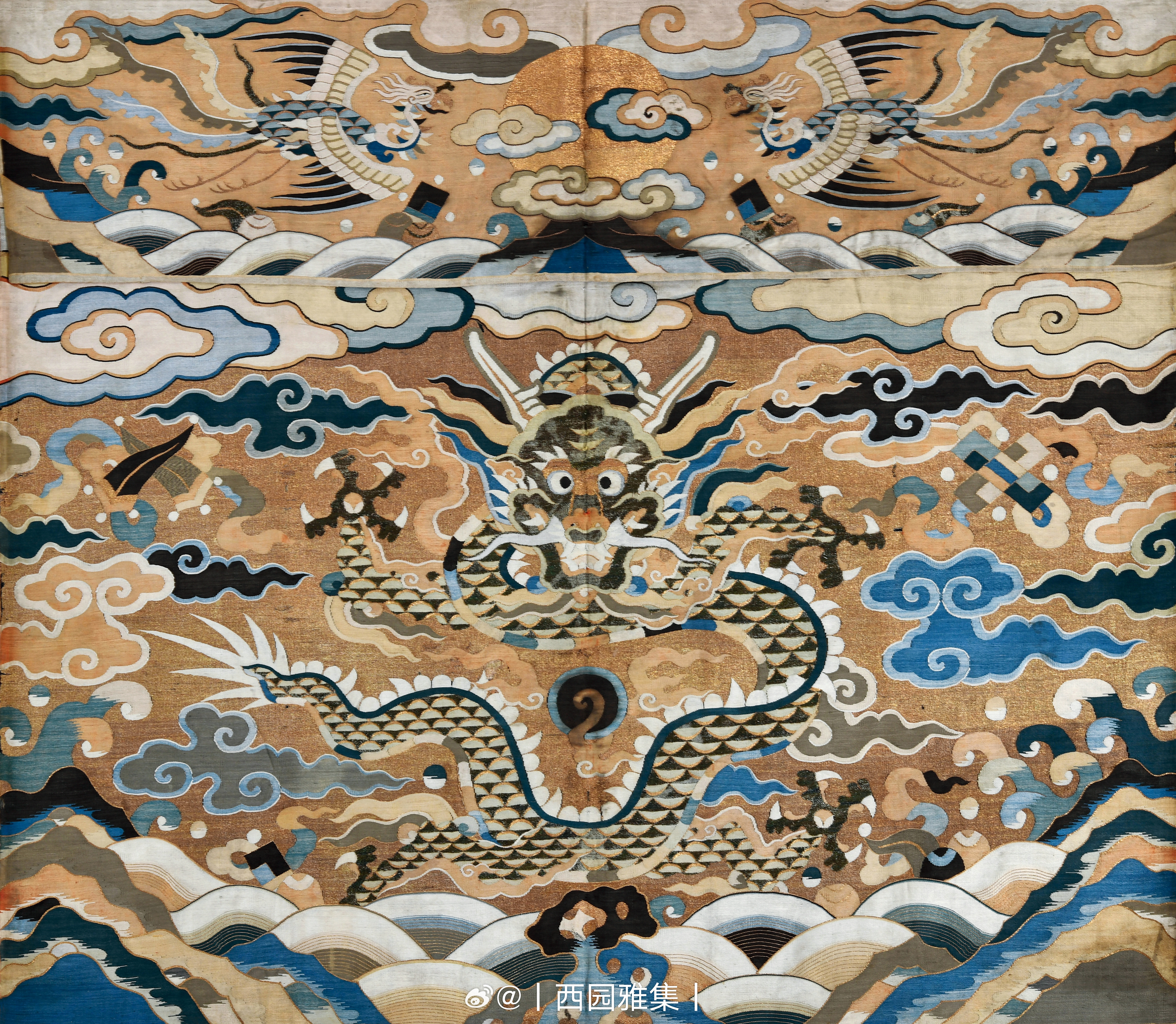 锦绣集 | 清康熙 金地缂丝龙纹桌围桌帷以金色为地缂织图案，主体中间一四爪金龙升