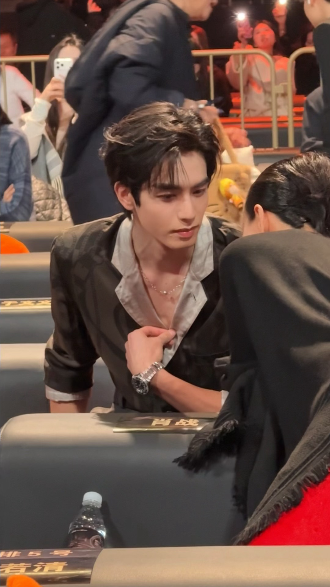 威龙哥哥好守男德吧哈哈哈哈一直用手按着自己的深v微博之夜内场 2025微博之夜爆