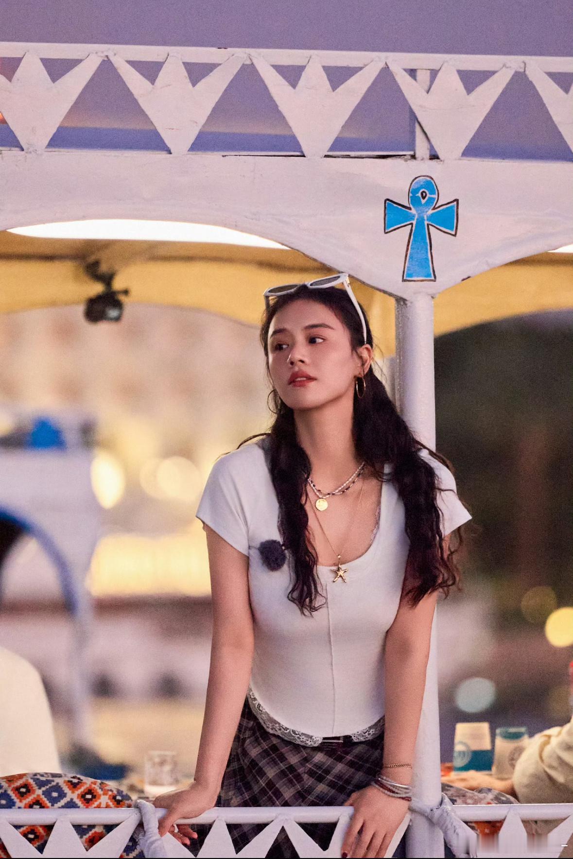 又看到了花少状态的马思纯狂想之城 太好嗑了！马思纯自由穿梭街头的画面，满是花少时