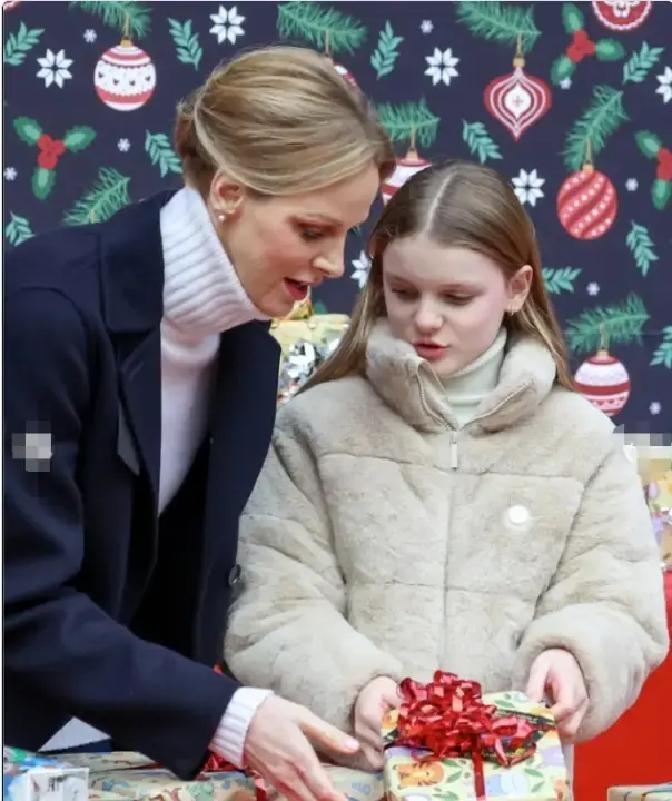 摩纳哥王室的圣诞树点灯仪式今年把全家福拍成了童话封面。
阿尔贝亲王和夏琳王妃一人