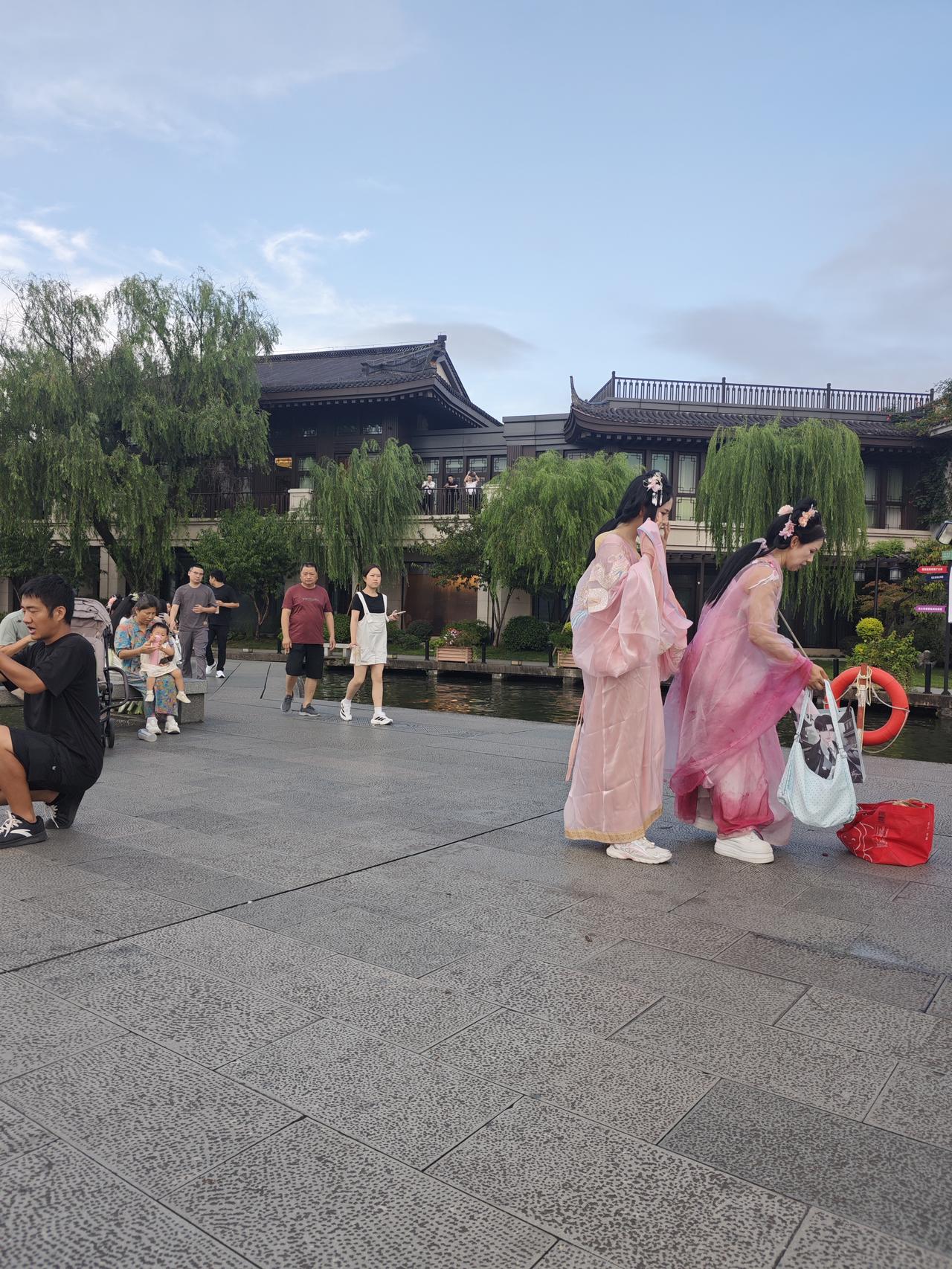 我对景甜的印象只停留在恋爱脑，至于演的什么角色没有什么特别喜欢的。只是感觉她无数