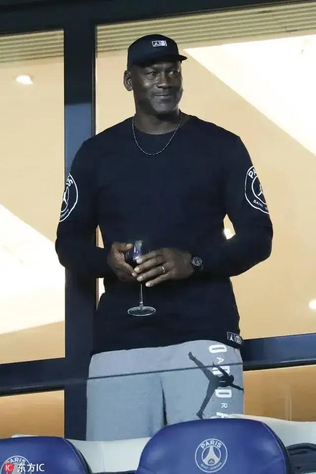 我听过的最大的笑话就是网红篮球评论员“鲸鱼”说的这句话:
乔丹穷疯了，为了400