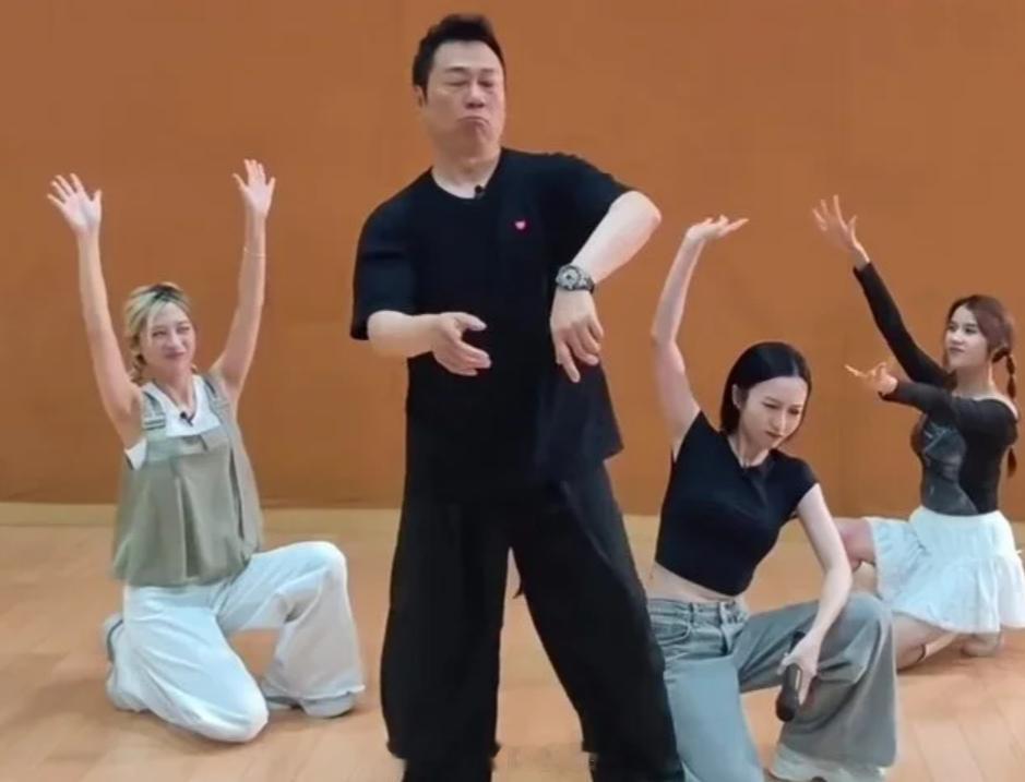 黎耀祥再展搞怪一面 化身魔音插班生 携手倪嘉雯邓凯文为龚嘉欣伴舞黎耀祥近日为节目