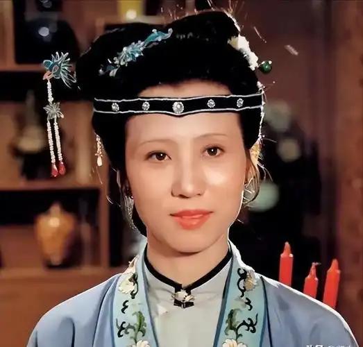 贾府被抄家后，王熙凤血崩而亡，宝玉出家，只有她依旧享荣华富贵

贾府抄家之后，家