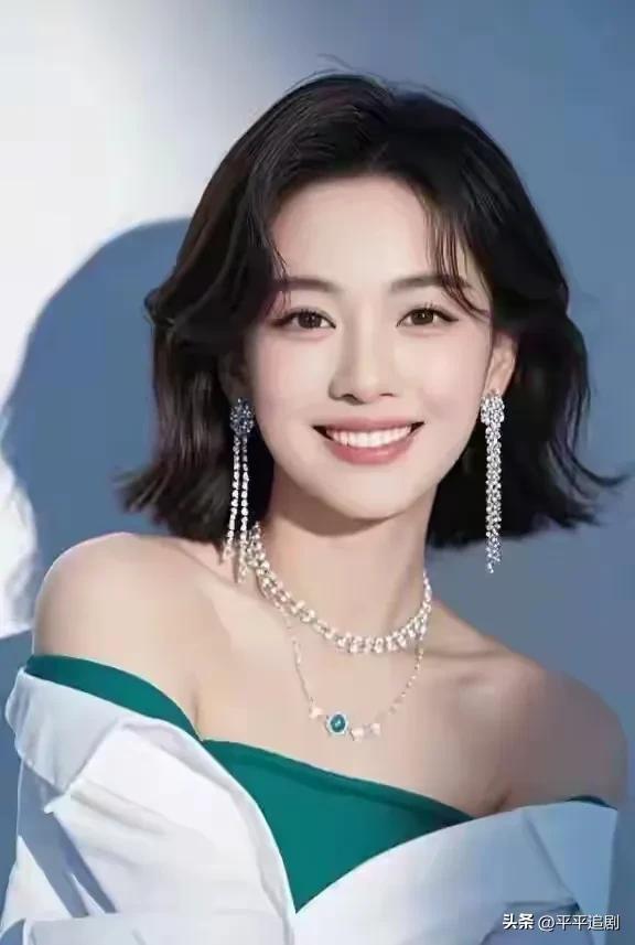 流光漫过肩颈，笑意藏着星光，每一处细节都在诉说温柔与闪耀。
柔光里的温柔感