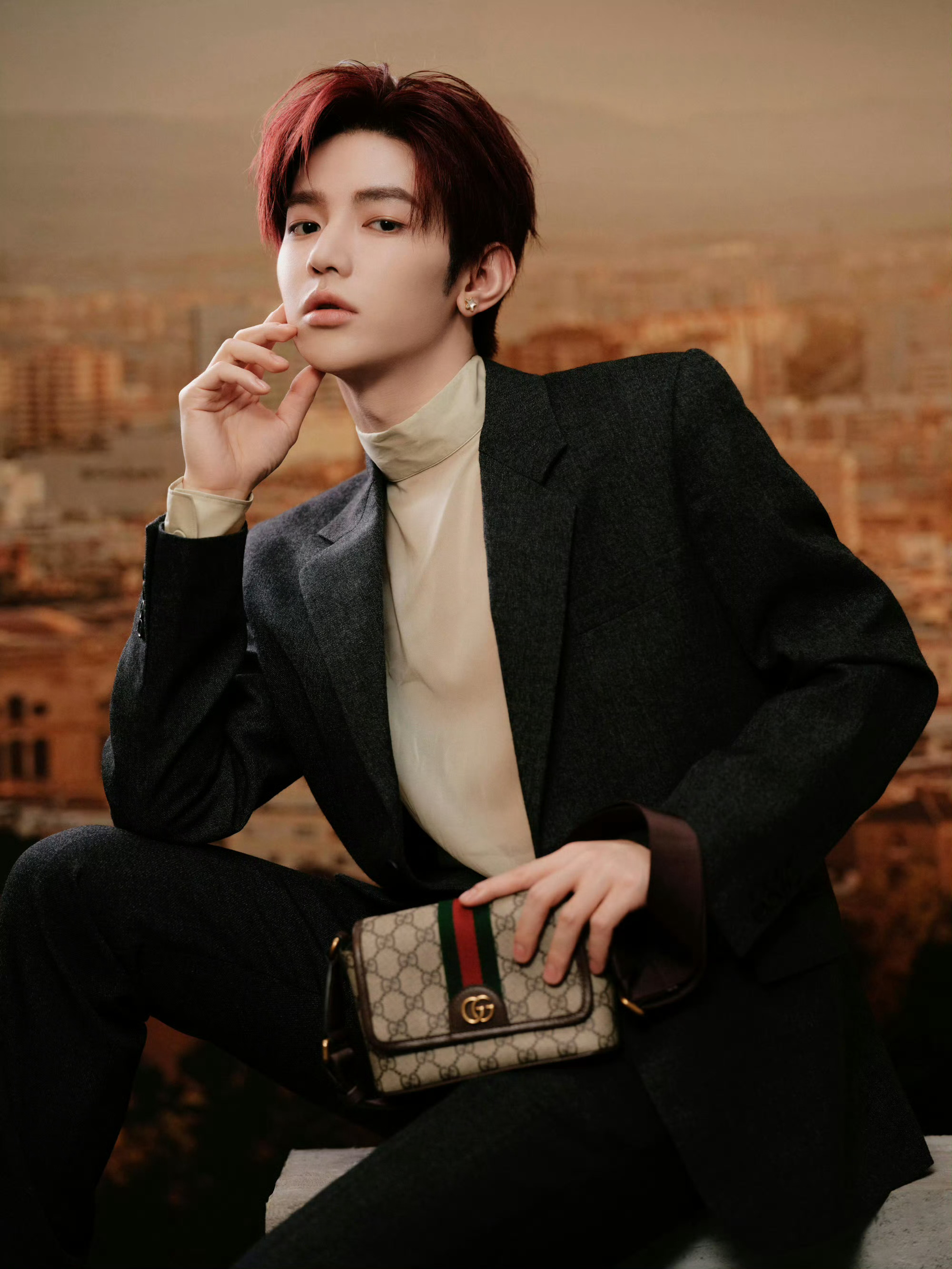 章昊｜GUCCI活动造型出图，手提品牌经典老花包包，搭配同品牌耳饰，GUCCI男