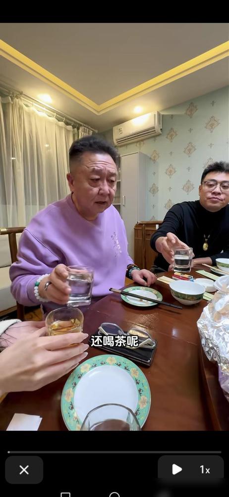 别再吹吴京能喝27瓶啤酒了。那可能是KTV里280毫升的小瓶。

其实大家津津乐