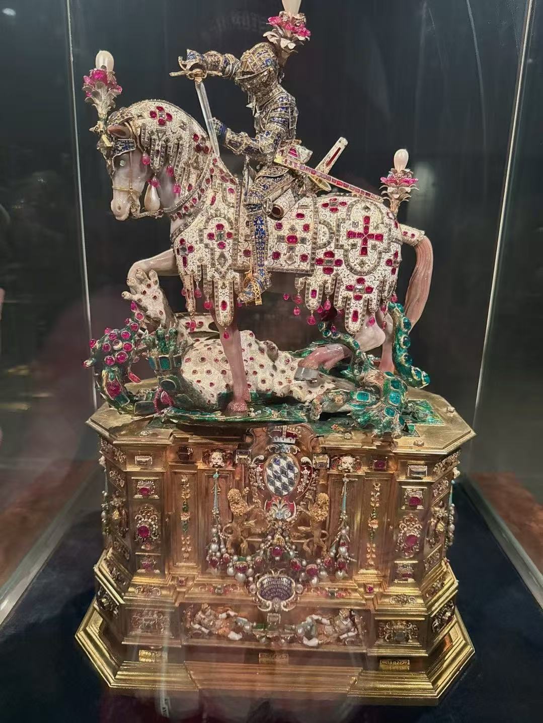 心拥阳光，常存一善，不求光芒万丈，但求一生心安坦荡。阳光照亮漫漫前路，善意温润岁