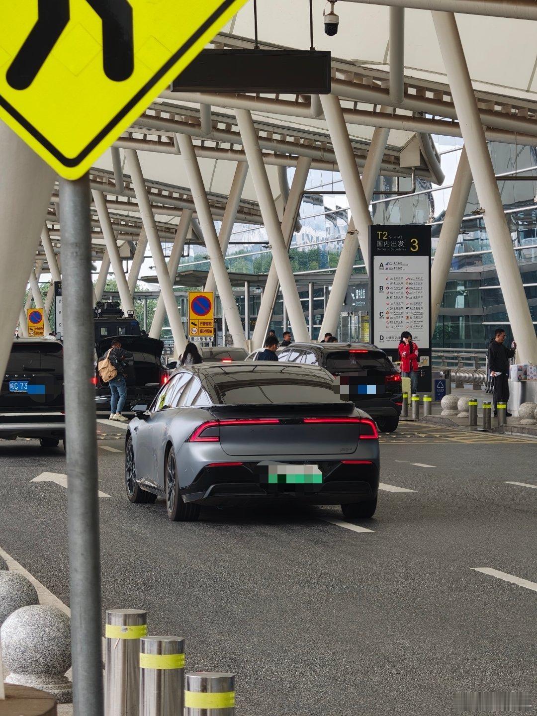 长沙机场看到了一辆小鹏P7+限定版，五百分之一，曾经我也是……看到还是很有感触的