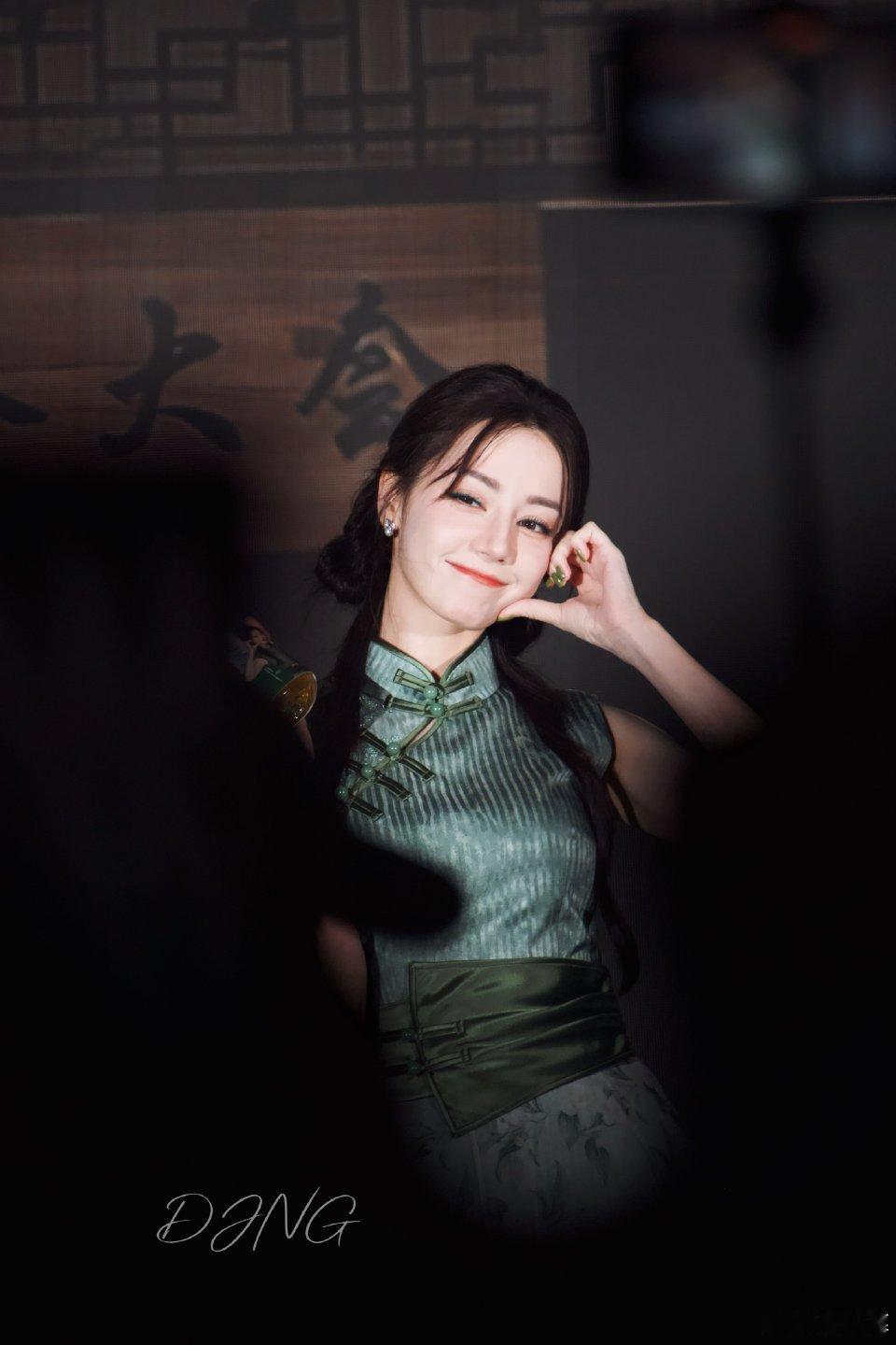 宝宝脸颊比心(*￣3￣)╭[抱一抱] ​​​
