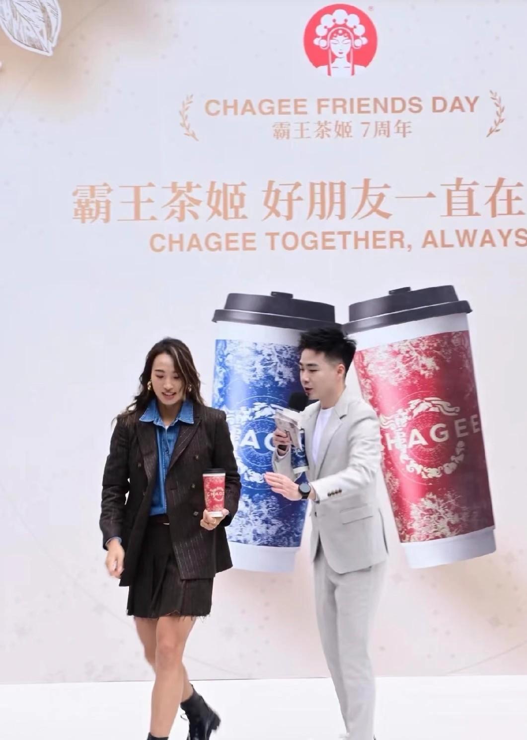买一送一的牌子挂出来，奶茶店门口立刻拐了两道弯。有人边排队边嘀咕：郑钦文不是运动