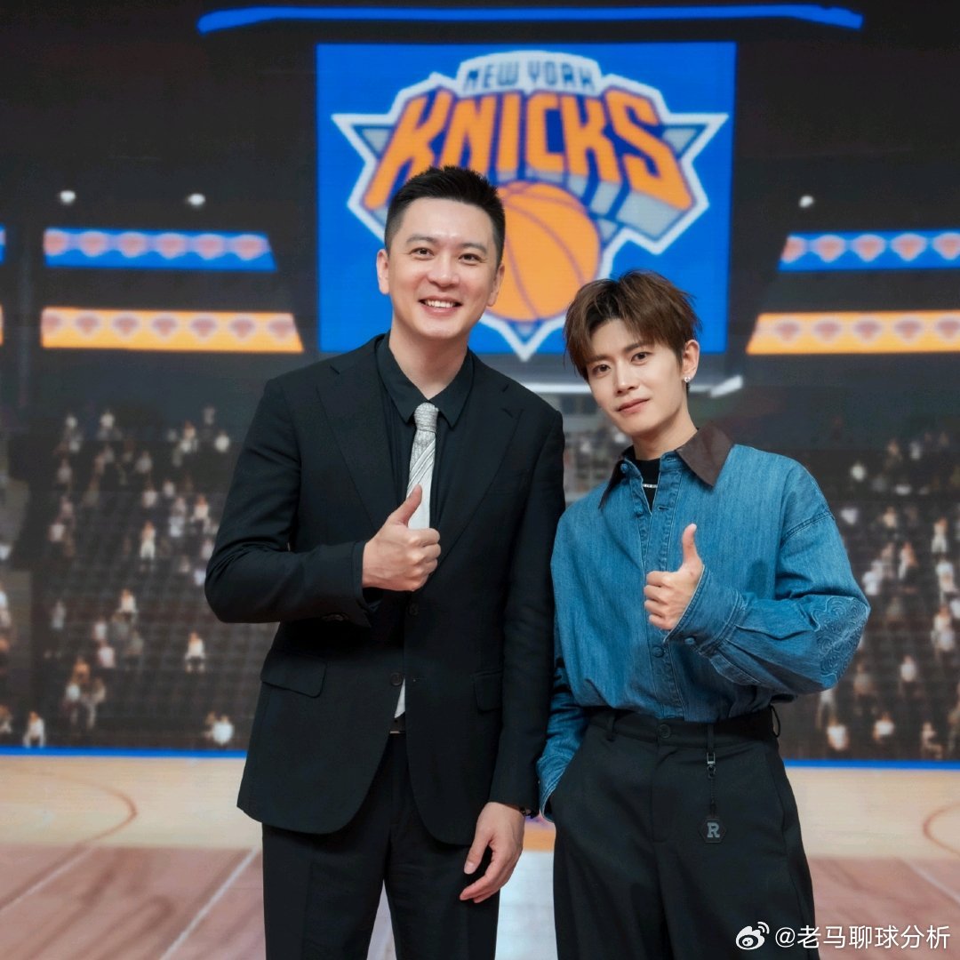 杨鸣公开夸赞任嘉伦！点评专业在线，颜值球感双双出圈NBA揭幕战的解说直播间，惊喜