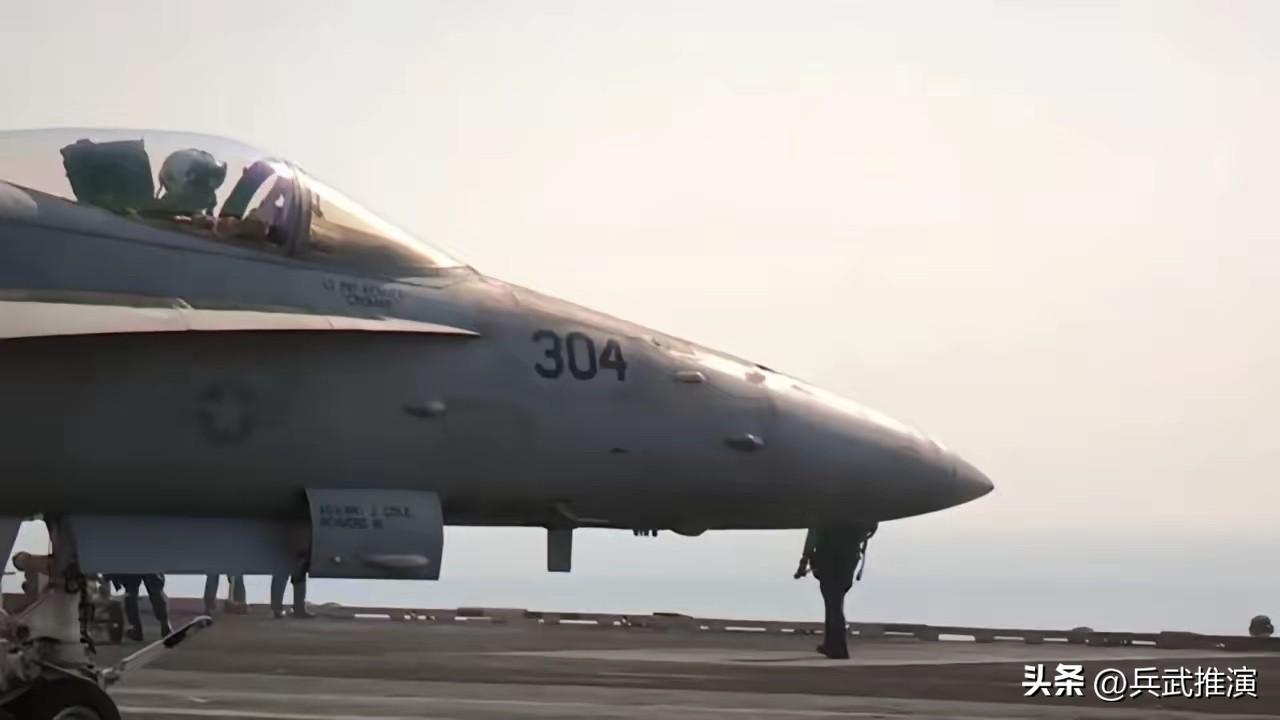 美军飞行员打累了？

美军战机在伊朗上空被导弹打中，现场画面看得清清楚楚。
3月