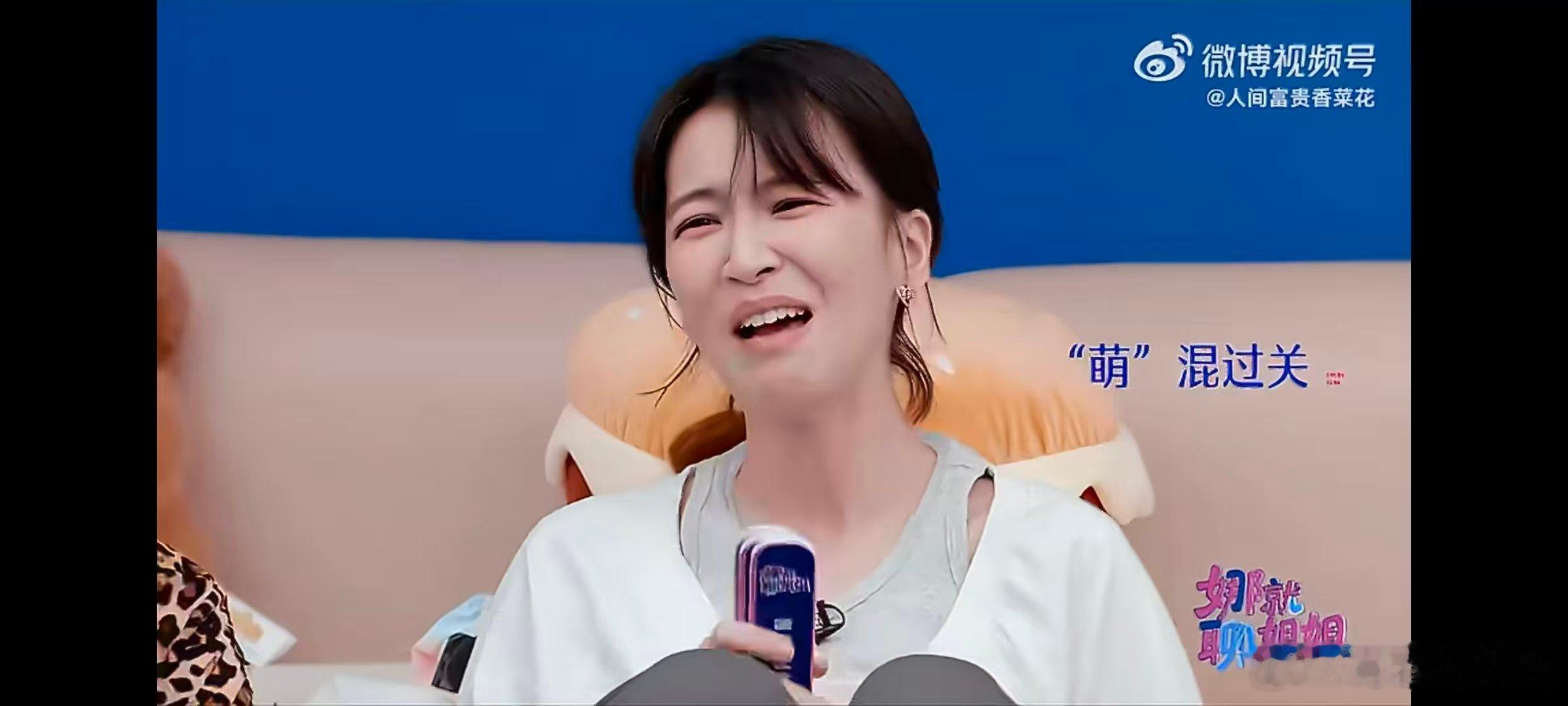 曾沛慈学到了黄灿灿的卖萌妥妥拿捏黄灿灿的卖萌精髓，软乎乎化解提问，整个人灵动又讨