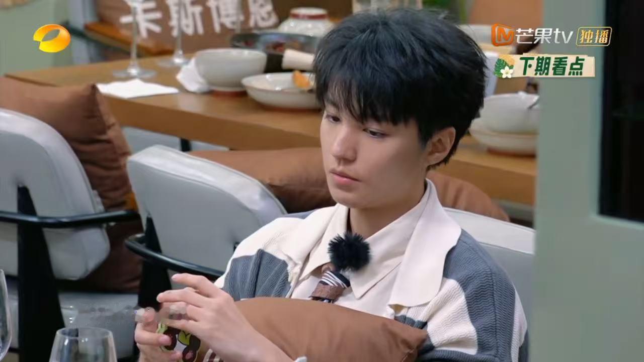 王俊凯：每次来中餐厅真的像梦。话没说完眼圈红了。刚还笑同伴"是不是会哭"，结果小