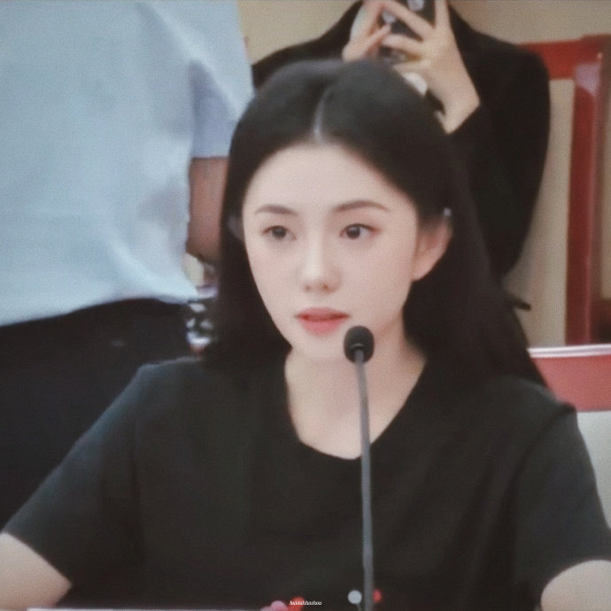 刘浩存我的体制内女友 谁能拒绝这种清冷又端正的美感啊！座谈会上的刘浩存一身黑衣，