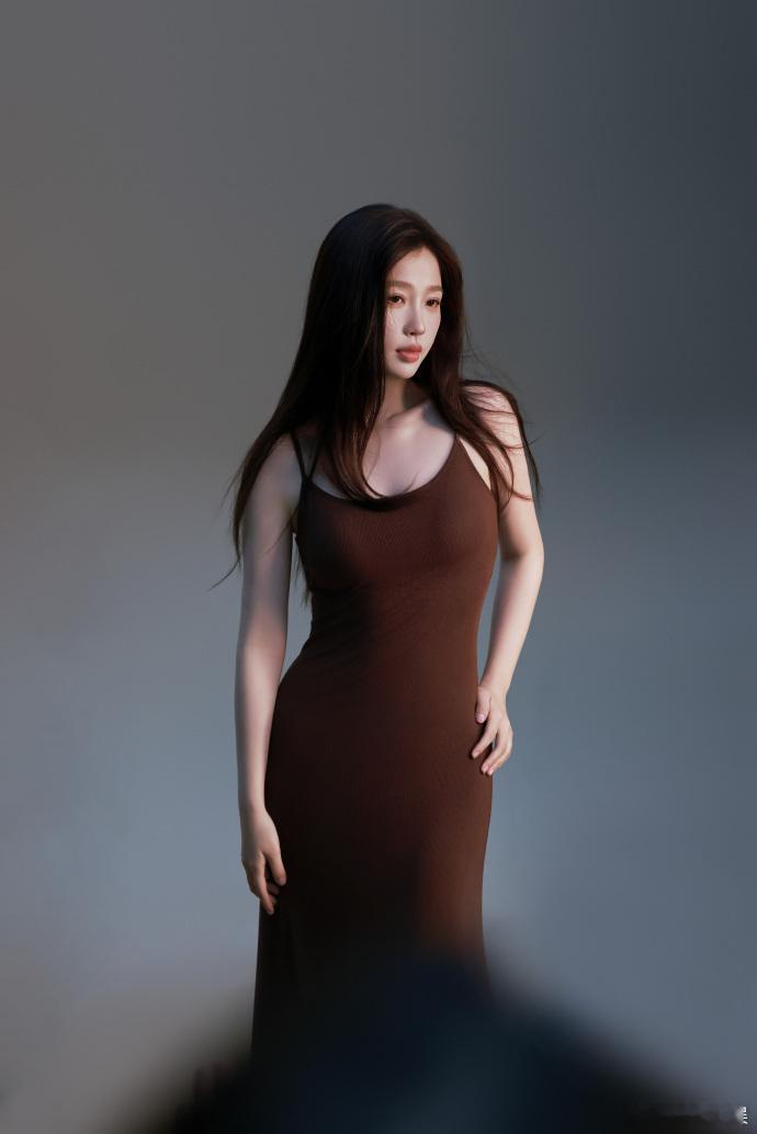 #虞书欣棕色紧身长裙##虞书欣美拉德吊带裙# 虞书欣穿着美拉德吊带紧身长裙，令人