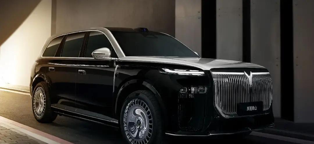 岚图泰山这台全尺寸大六座旗舰SUV，把“领先一代”刻进骨子里，从智能到续航再到驾