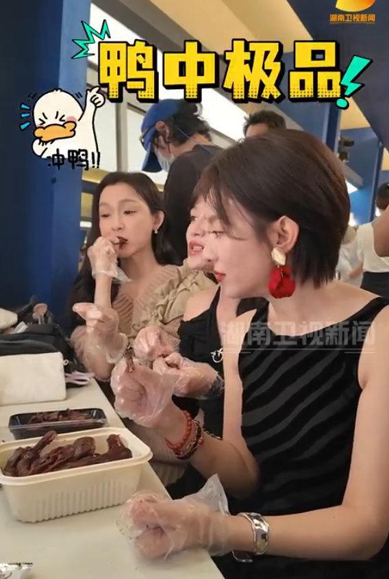 曾沛慈在乘风后台发酱板鸭 乘风2026曾沛慈简直是湖南美食野生代言人，太会安利了