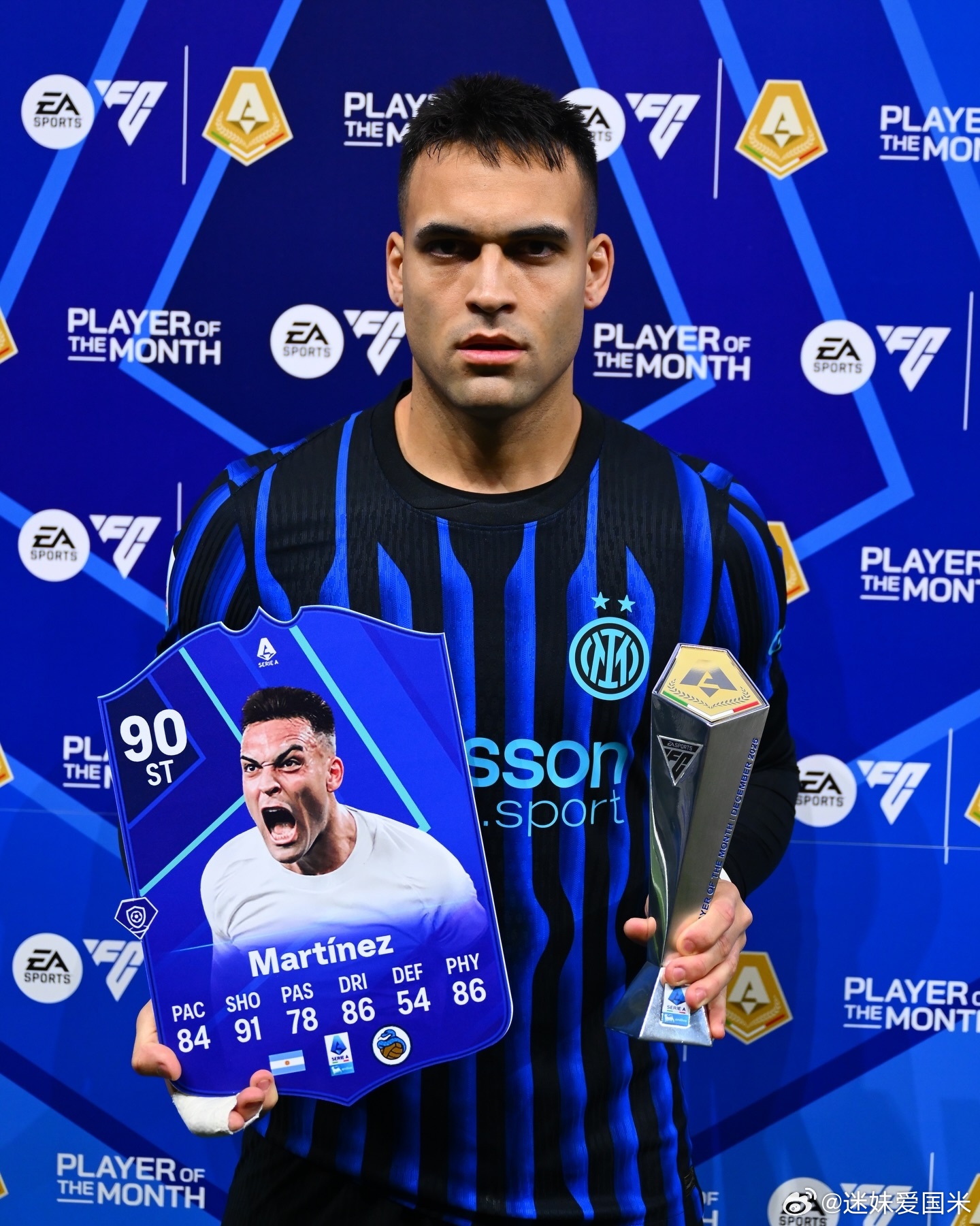 国际米兰队长劳塔罗赛前领取月度最佳球员奖杯，我罗劳塔罗！💙🖤😘🇦🇷国际