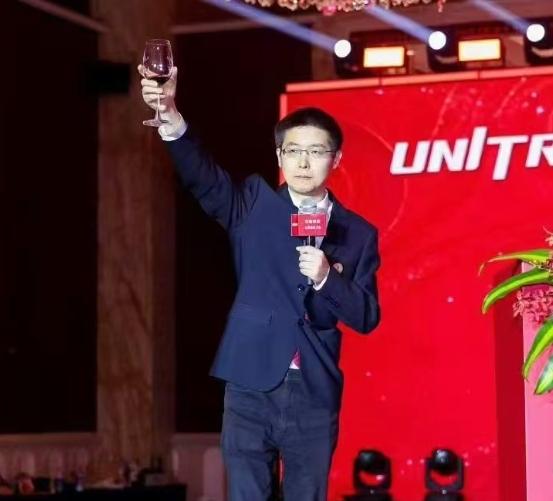 公司上市摆酒，老板王兴兴端着可乐跟人碰杯，桌上茅台没人敢动。主要还是刚挂牌怕说错