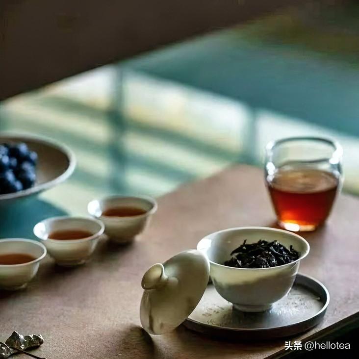 《茶境人生·浣溪沙》
人生如茶沸水浇，青瓷盏里意逍遥。半盏清欢即胜朝。尽力方知真