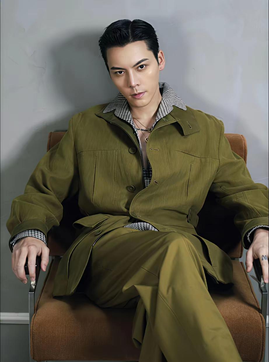 陈伟霆说他现在还在琢磨攒钱买房时，突然觉得明星和咱们普通人，心里的坎其实差不太多