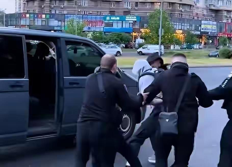 乌克兰征兵官被“壮丁”持刀反杀，妻子跪地哀求不要带走丈夫
 

创作声明：本文综