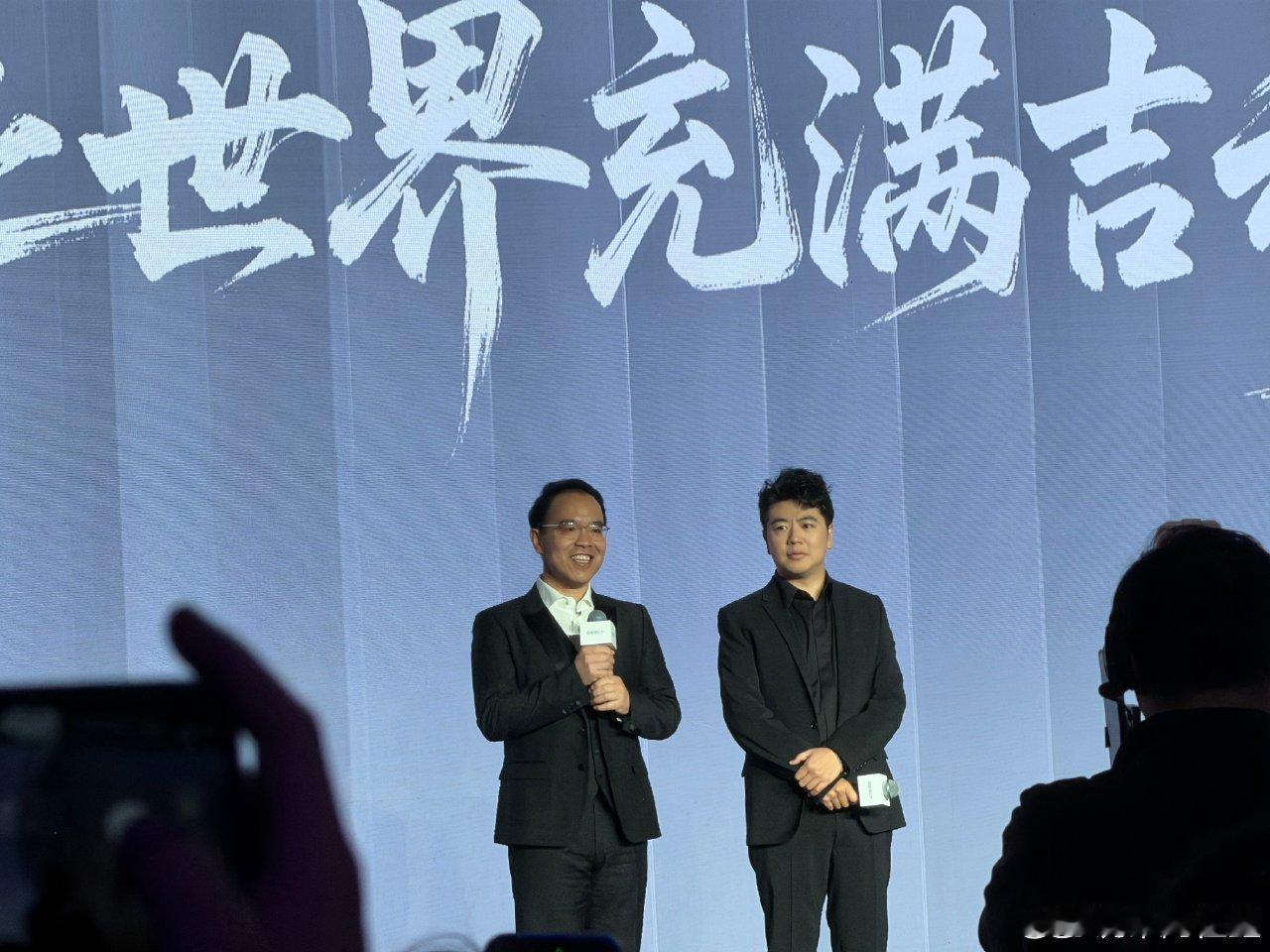 这俩人吃商恐在我之上从用餐习惯到口味偏好，两人都展现出懂吃的一面。那些关于美食的