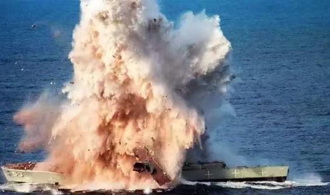 特朗普开炮了！真的是开炮！阿曼湾，一艘从中国返航伊朗的货轮，被美军驱逐舰一炮轰穿