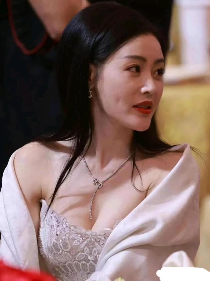 张天爱的身材真的绝了，你说她瘦吧，人家事业线优秀，你说她胖吧，却瘦得肋骨明显。