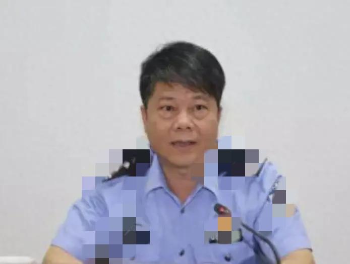 珠海！1965年的老谢，与管理对象一起玩！

他在珠海深耕大半辈子，

在香洲区