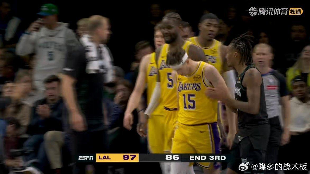 最多领先20分，被追到11分进入第四节。湖人vs森林狼 ​​​