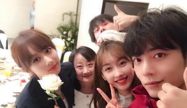 李现又给杨紫送生日祝福了。
八年，没断过。
一条朋友圈，一句“福备箕畴”，比啥都