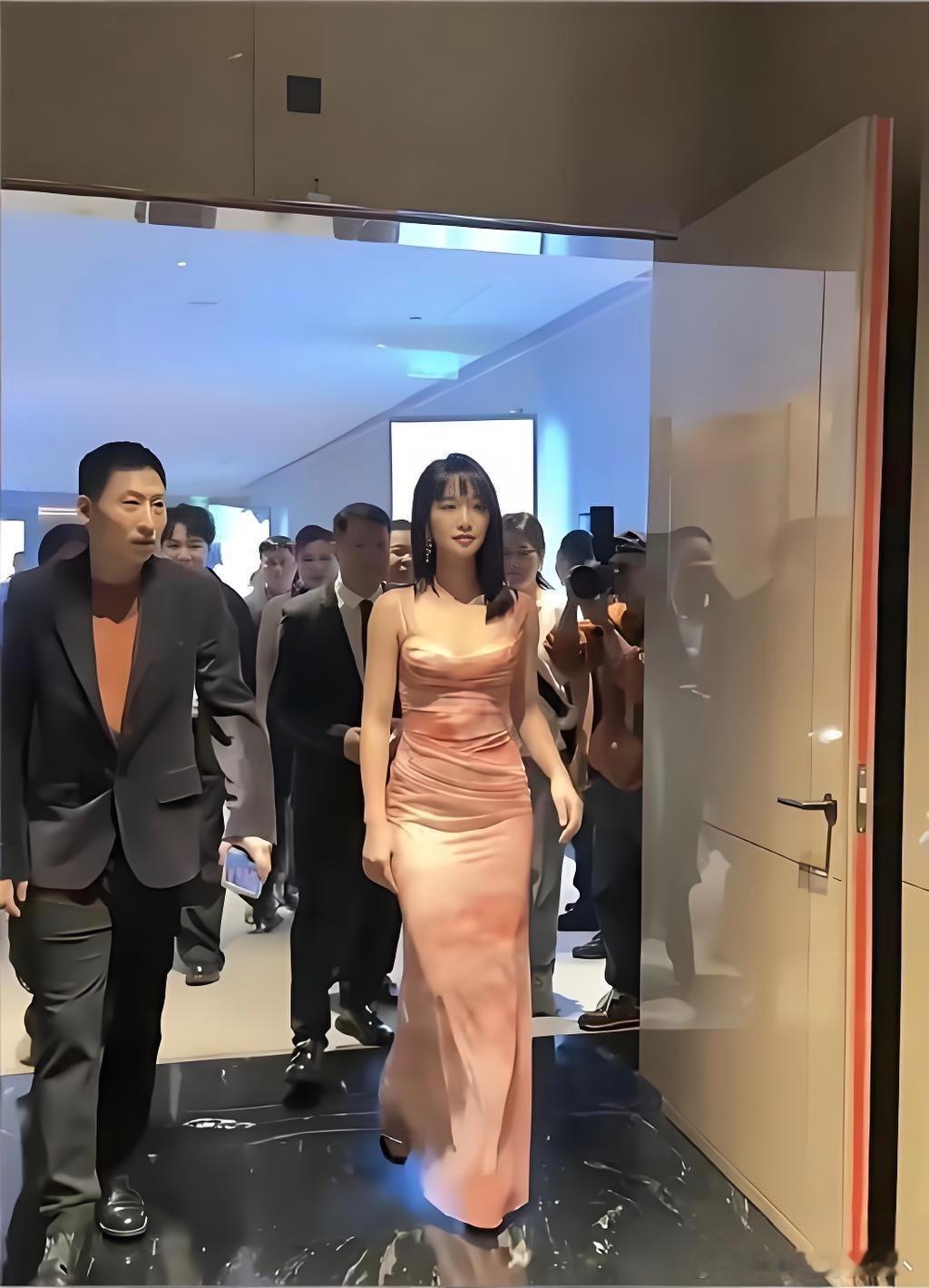 原以为在电视上看也就普普通通，没想到见到真人，直接被惊艳到，那美貌完全不是一个量