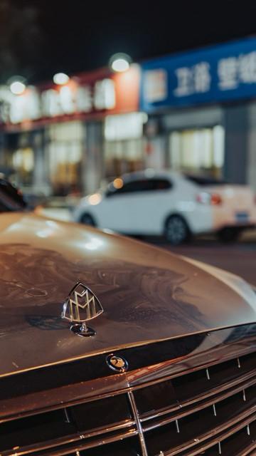 听说有商家打造出价值30万的纯金迈巴赫车标，这可太豪横了！30万啊，都能买辆普通